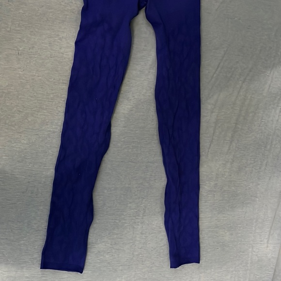 2 pairs of fabletics leggings - Picture 6 of 7